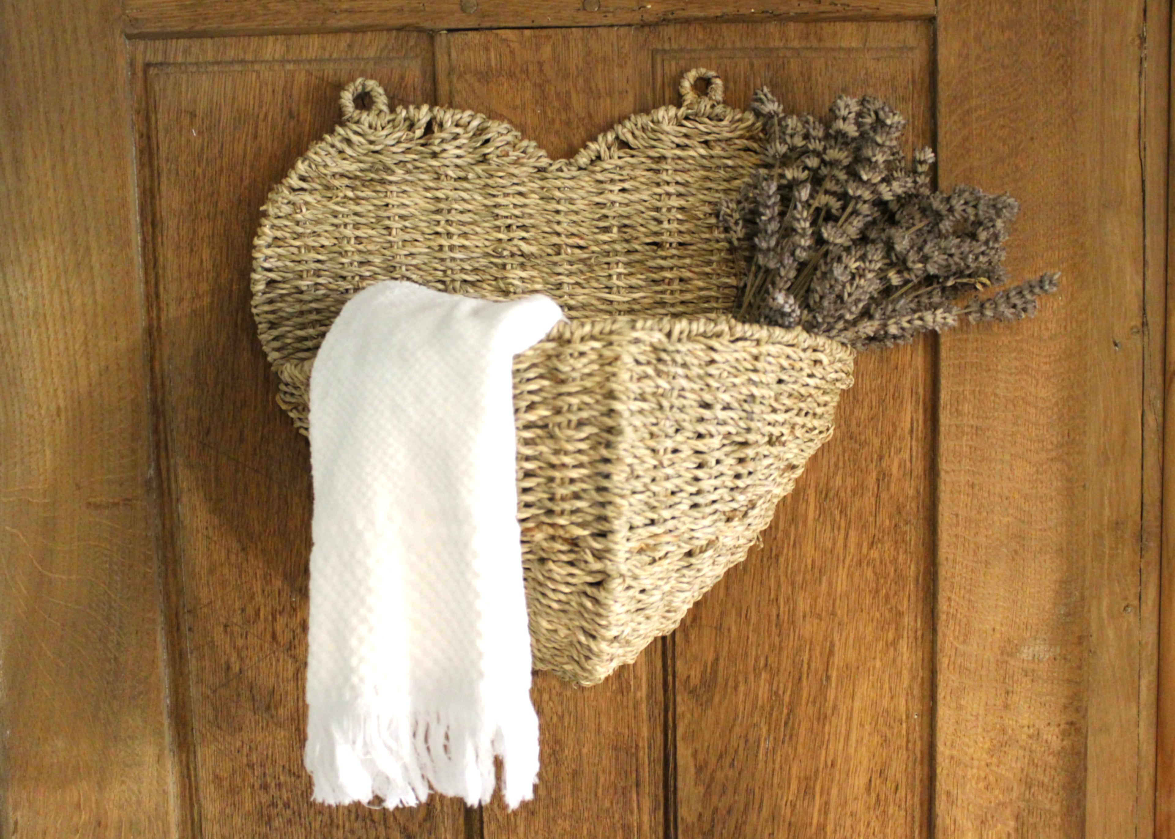 magnifique panier mural coeur en jonc de mer - décoration campagne chic et maison de famille - Comptoir de Famille - Maison Ysance