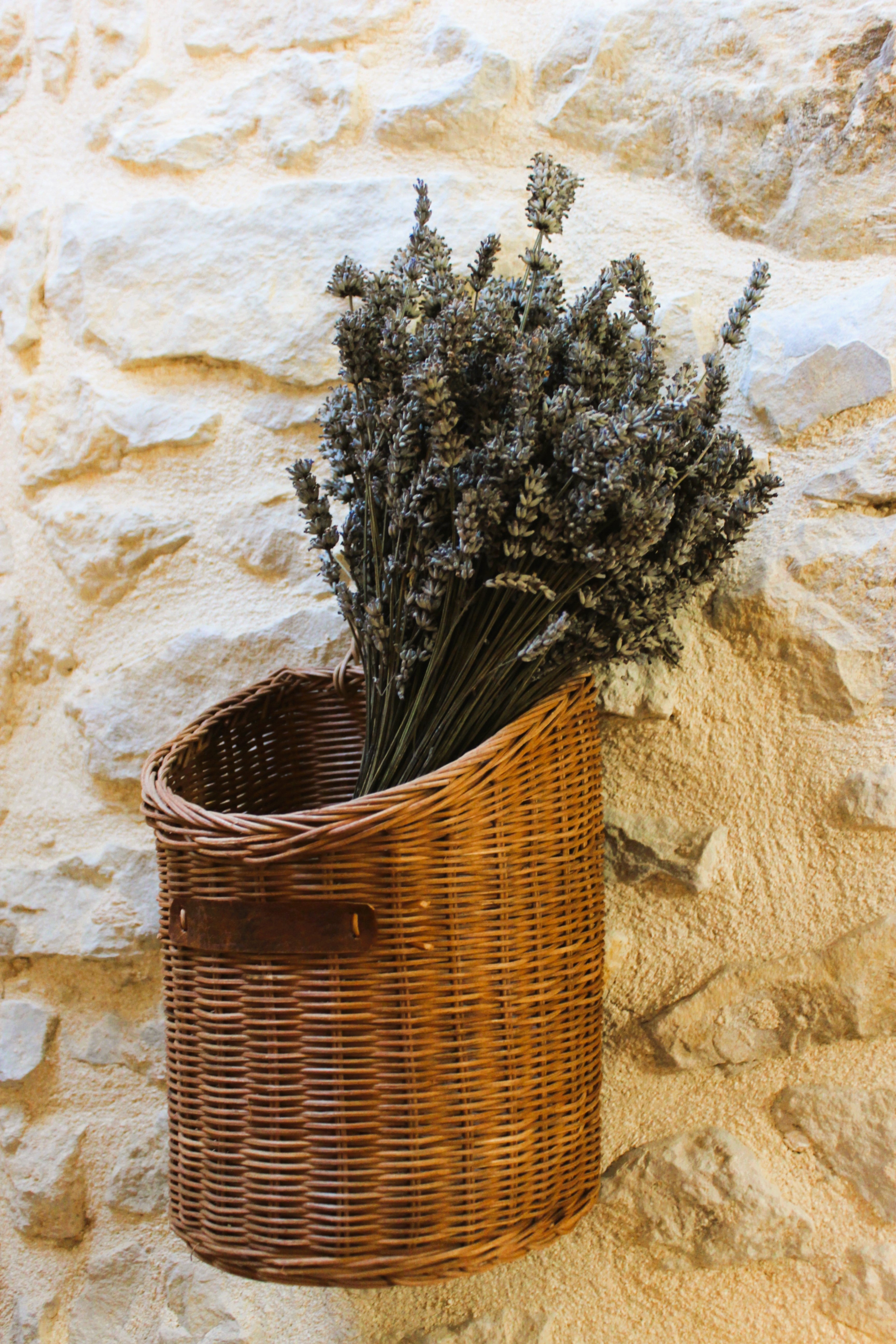 joli panier mural en rotin naturel -style campagne chic et maison de famille - Comptoir de famille - Maison Ysance 