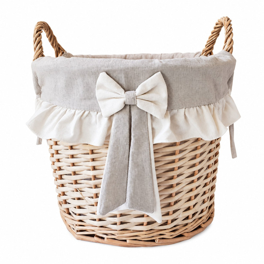 Grand panier en osier avec doublure en tissu naturel, volant et joli nœud décoratif.