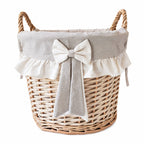 Grand panier en osier avec doublure en tissu naturel, volant et joli nœud décoratif.