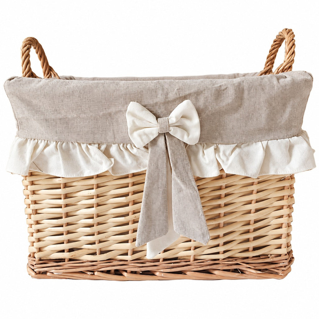 Grand panier rectangulaire en osier avec doublure en tissu naturel, volant et nœud décoratif.