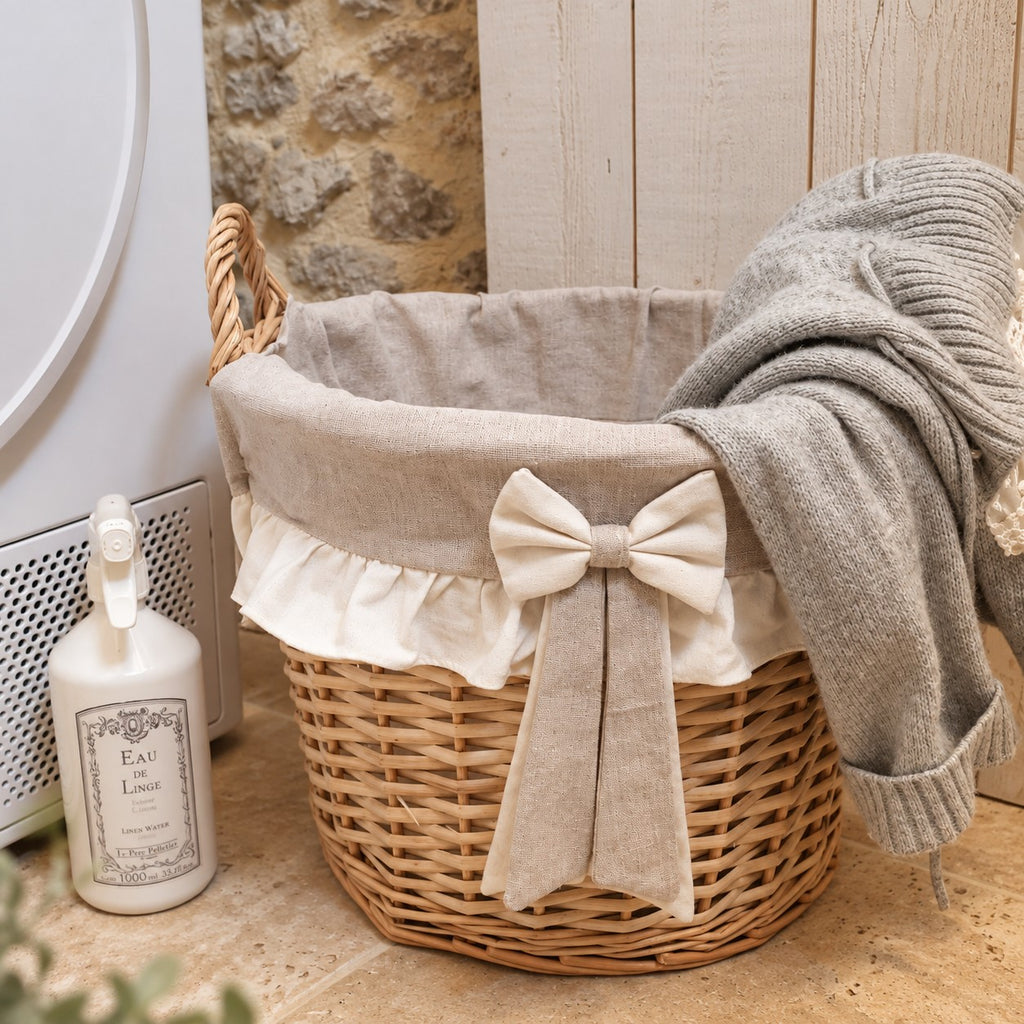 Panier en osier avec doublure en tissu et nœud, décoration campagne chic.