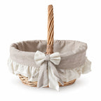 Panier en osier et tissu avec nœud dans un style campagne chic