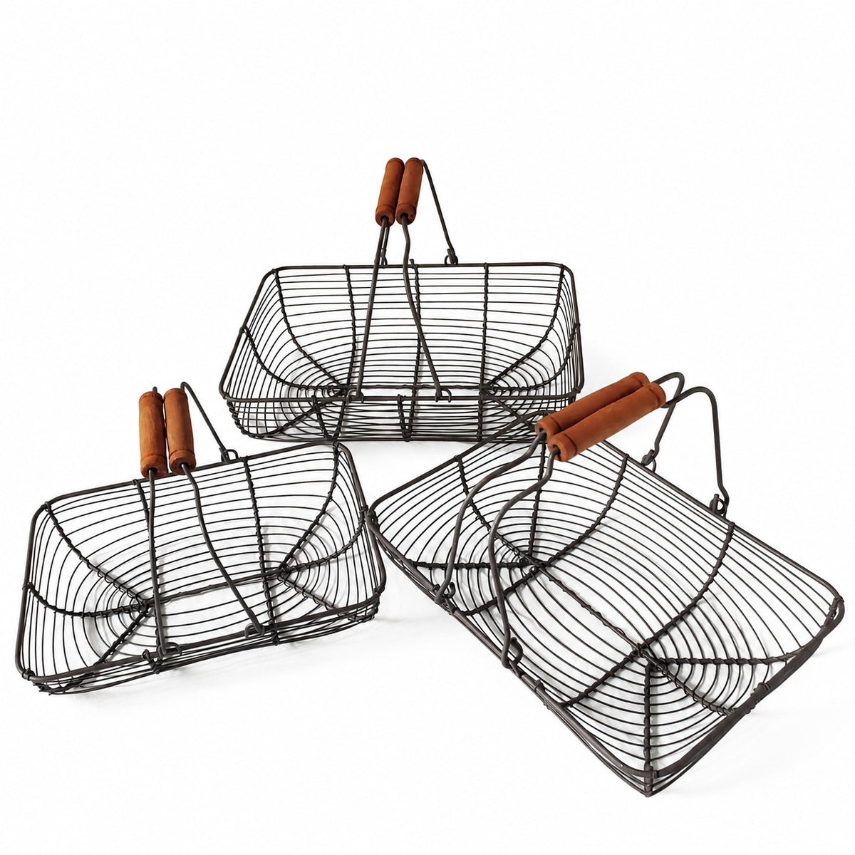 Ensemble de trois paniers en métal et bois pour rangement et décoration dans une maison de charme.