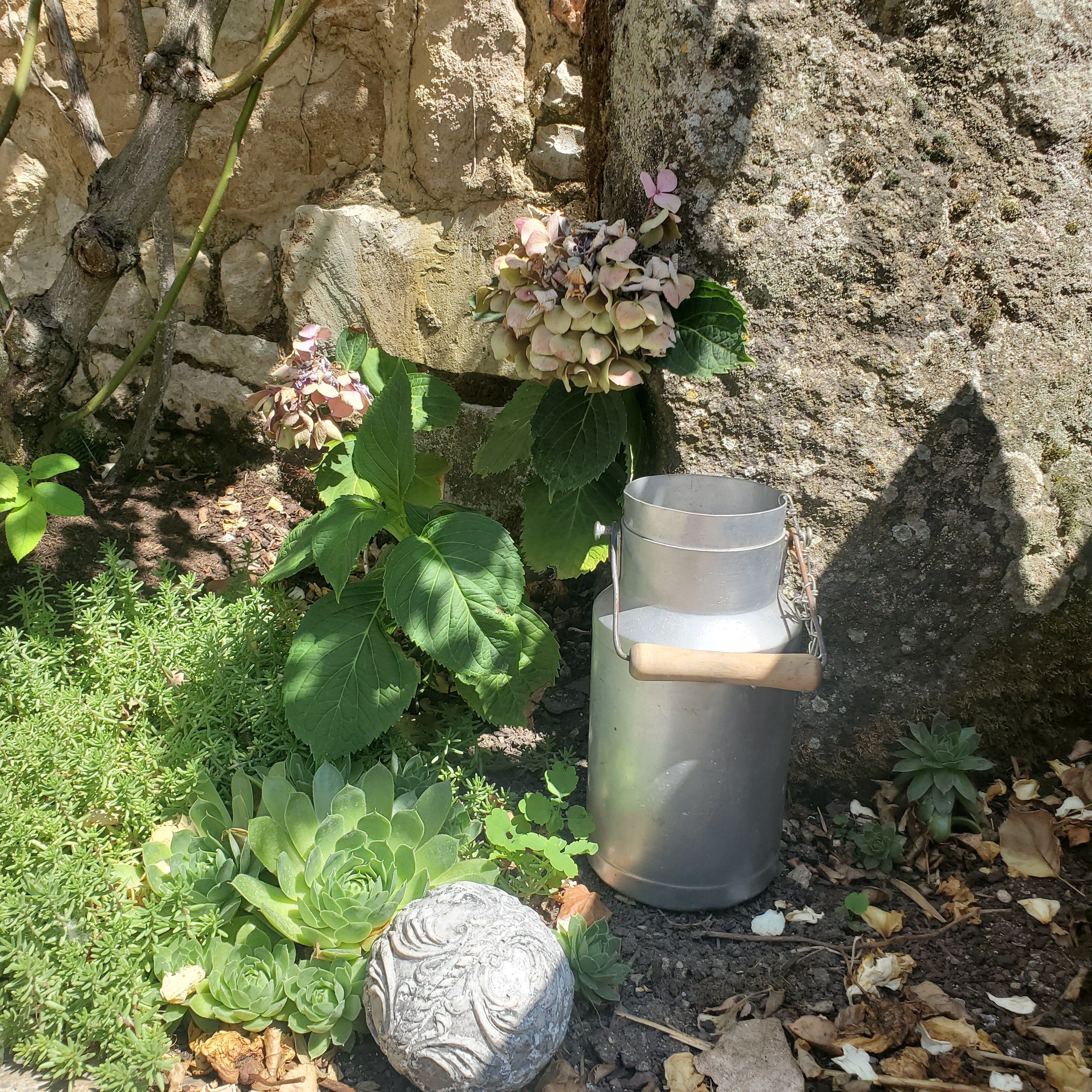 Petit pot à lait ancien en aluminium, objet vintage chiné pour une décoration campagne chic, cuisine ancienne et maison de famille.