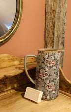 joli pichet décoratif gris à motif fleurs pour une décoration campagne chic et maison de charme - Clayre & Eef - Maison Ysance