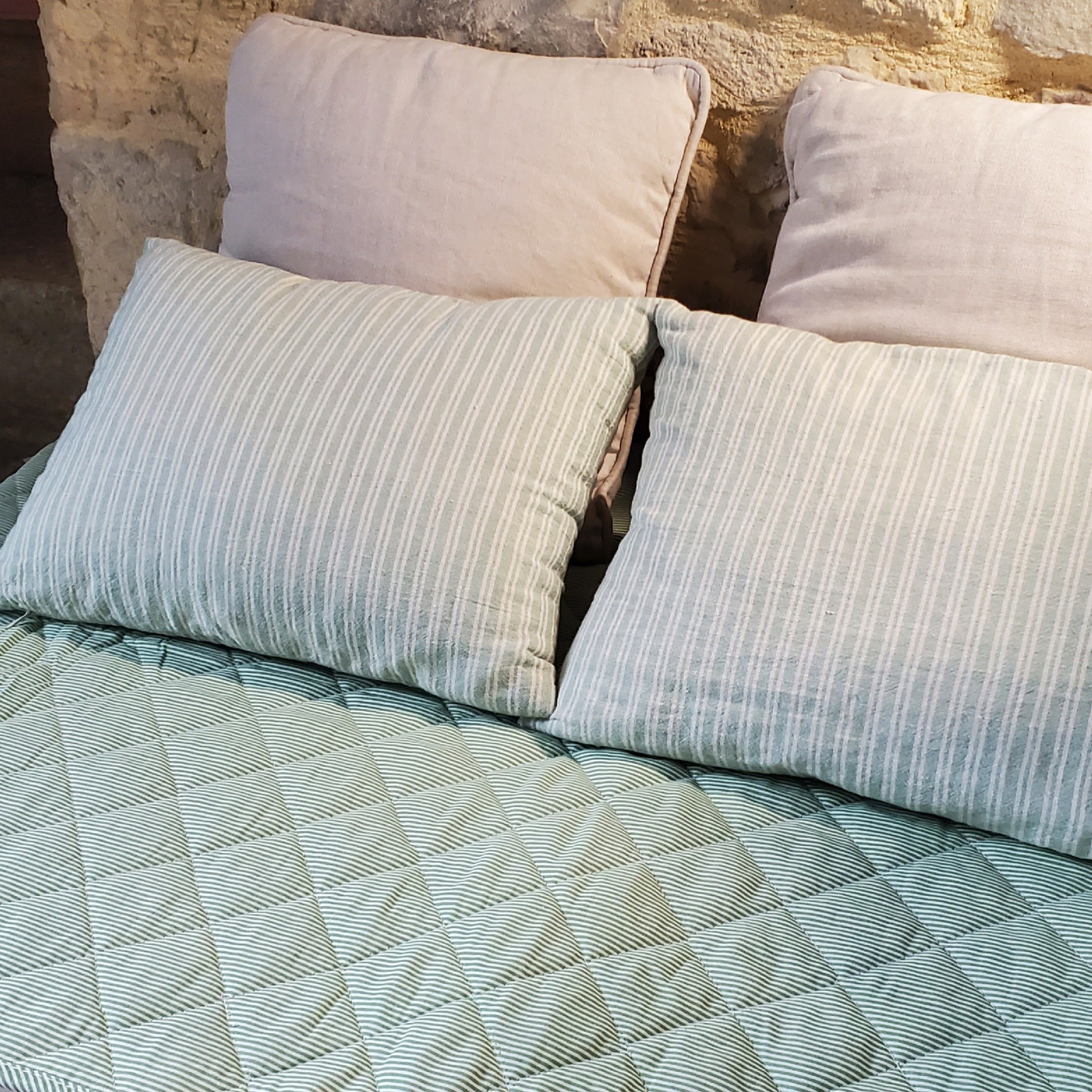 Plaid en coton rayé vert et blanc sur lit, ambiance bastide chic et maison de famille