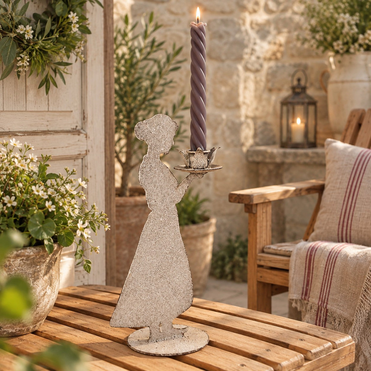 Porte-bougie silhouette de femme en métal patiné, décoration élégante et romantique pour maison de charme.
