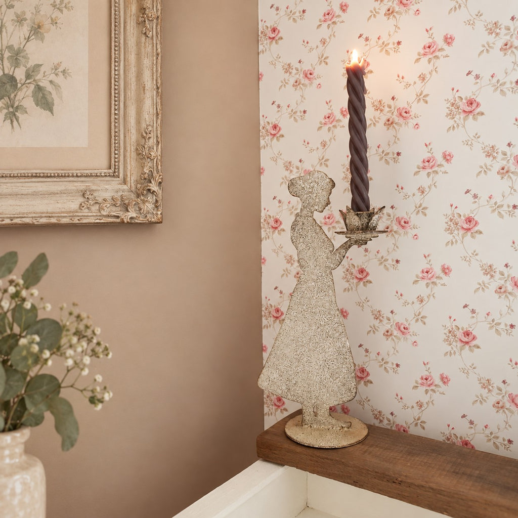 Porte-bougies en métal représentant une femme élégante, décoration romantique et délicate pour intérieur cosy.