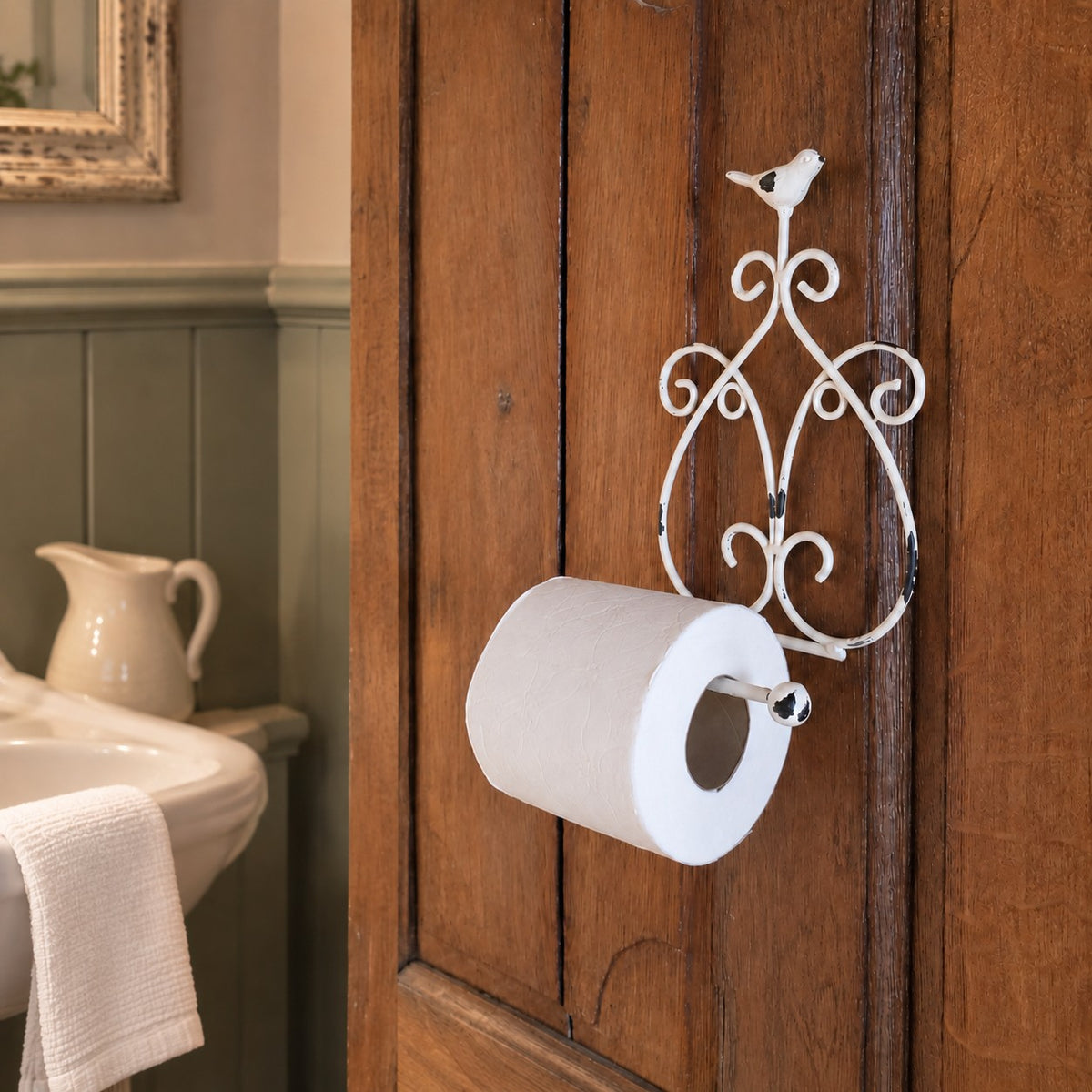 Porte-papier toilettes en métal blanc vieilli, décoration murale romantique esprit shabby chic et maison de charme.