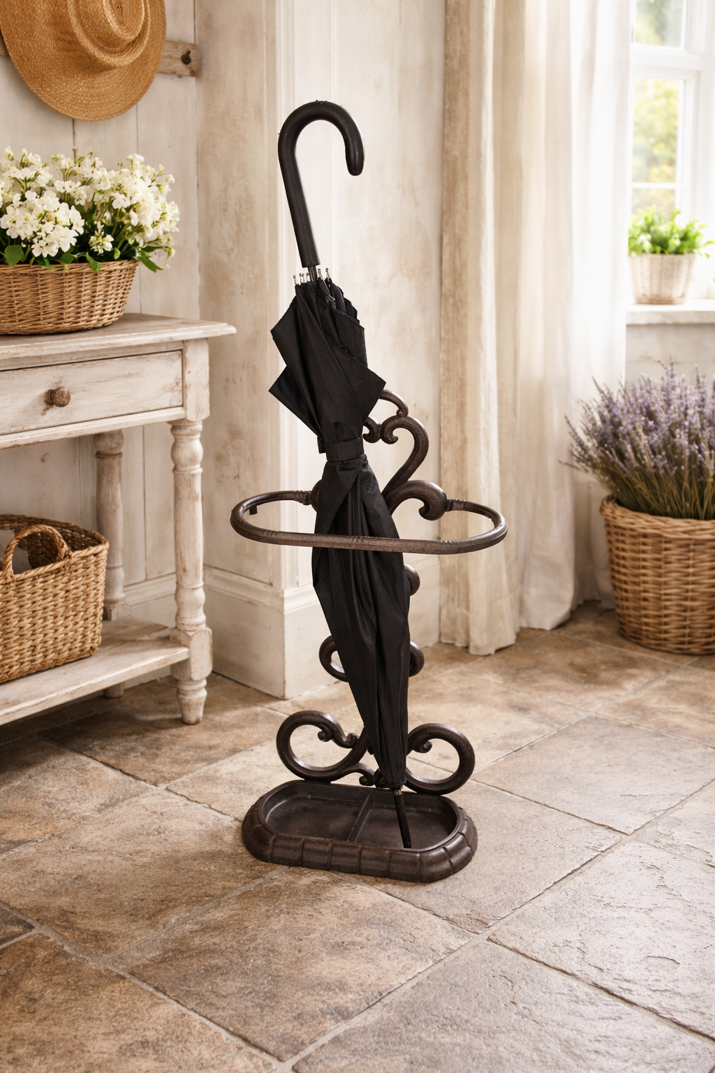 Porte parapluie en fonte pour une entrée de style campagne chic et maison de famille - Comptoir de Famille - Maison Ysance  