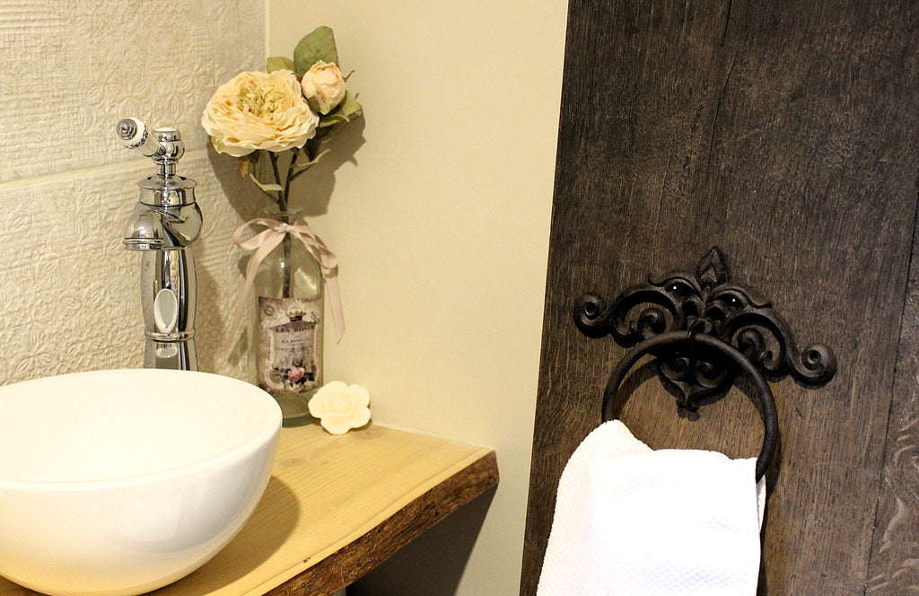 Très joli porte serviette mural en fonte pour une décoration campagne chic et maison de famille - Comptoir de famille - Maison Ysance