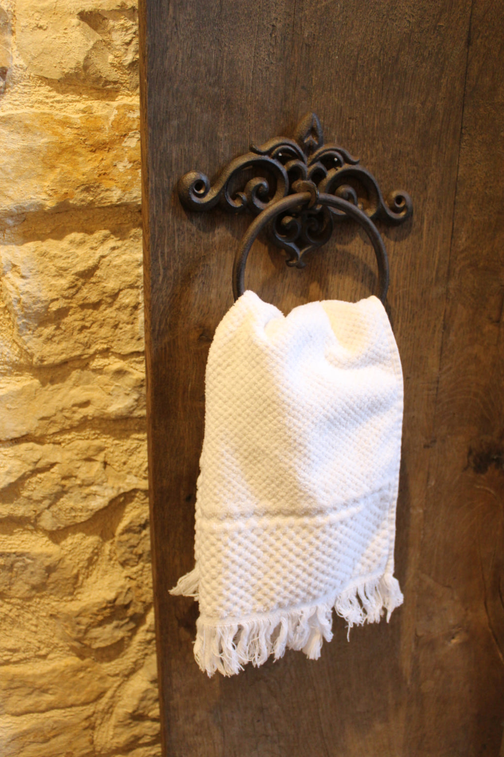 Très joli porte serviette mural en fonte pour une décoration campagne chic et maison de famille - Comptoir de famille - Maison Ysance