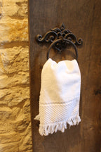 Très joli porte serviette mural en fonte pour une décoration campagne chic et maison de famille - Comptoir de famille - Maison Ysance