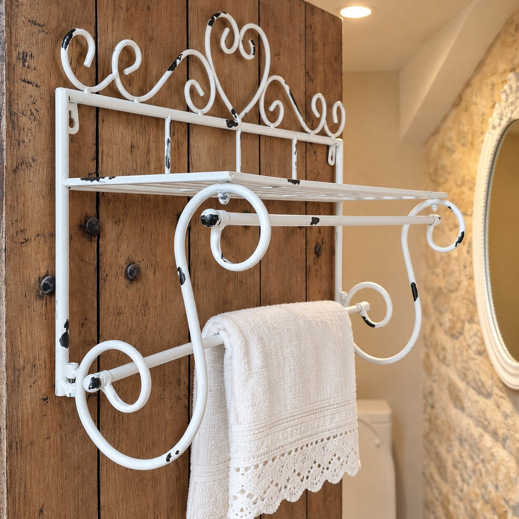 Porte-serviettes en métal blanc vieilli avec étagère et cœur décoratif style shabby chic