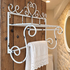 Porte-serviettes en métal blanc vieilli avec étagère et cœur décoratif style shabby chic