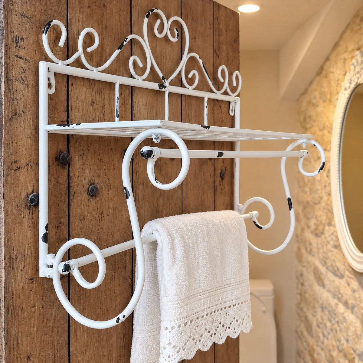 Porte-serviettes en métal blanc vieilli avec étagère et cœur décoratif style shabby chic