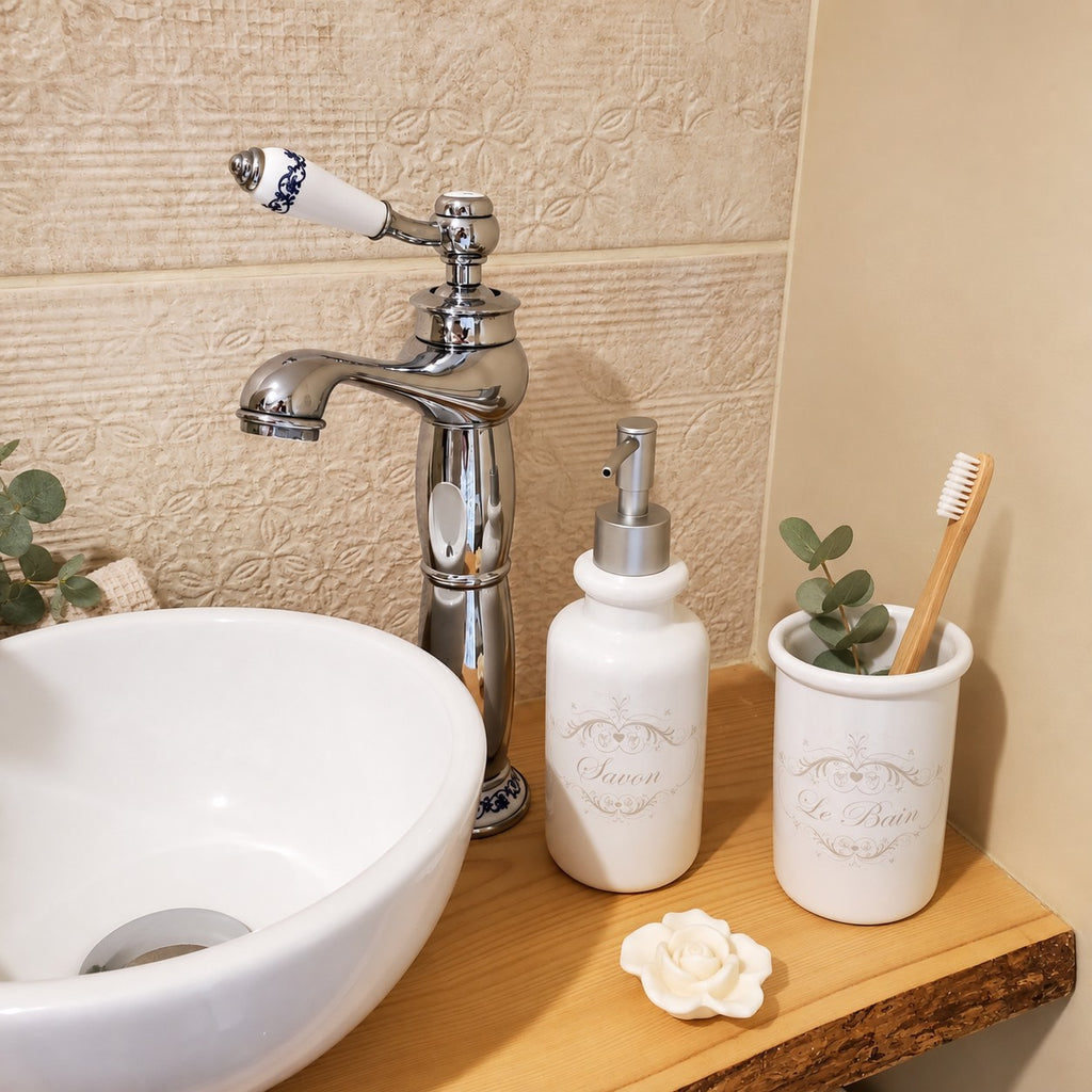 Pot à brosses à dents en céramique blanche décoré de fleurs et de l’inscription « Le Bain », esprit campagne chic.