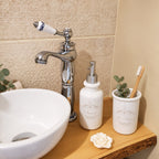 Pot à brosses à dents en céramique blanche décoré de fleurs et de l’inscription « Le Bain », esprit campagne chic.