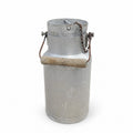 Pot à lait ancien en aluminium avec poignée en bois, bidon à lait vintage pour décoration campagne chic et maison de caractère