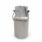 Pot à lait ancien en aluminium avec poignée en bois, bidon à lait vintage pour décoration campagne chic et maison de caractère