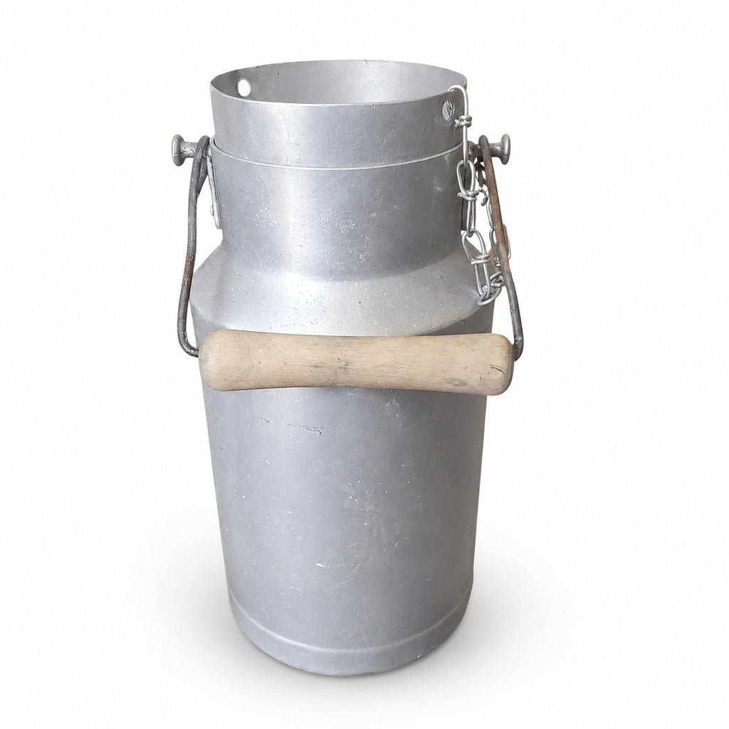 Petit pot à lait ancien en aluminium patiné, accessoire de ferme authentique idéal pour une décoration cottage, campagne chic ou brocante