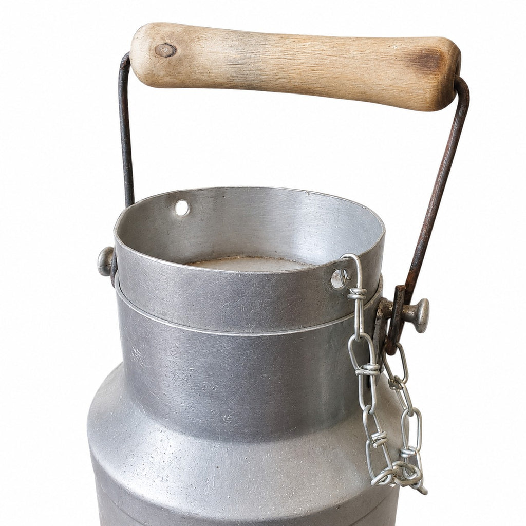 Petit pot à lait ancien en aluminium