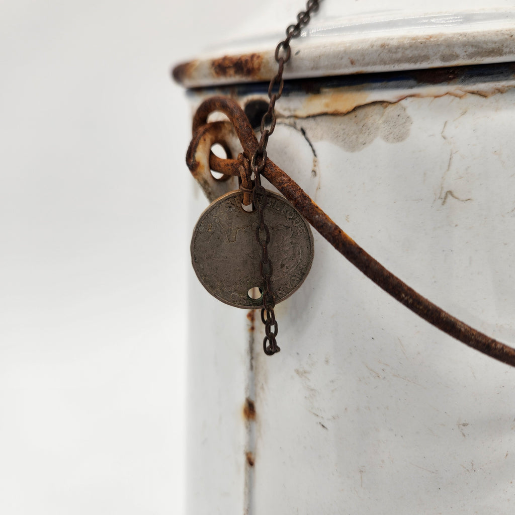 Pot ancien en métal émaillé blanc