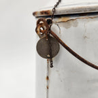 Pot ancien en métal émaillé blanc