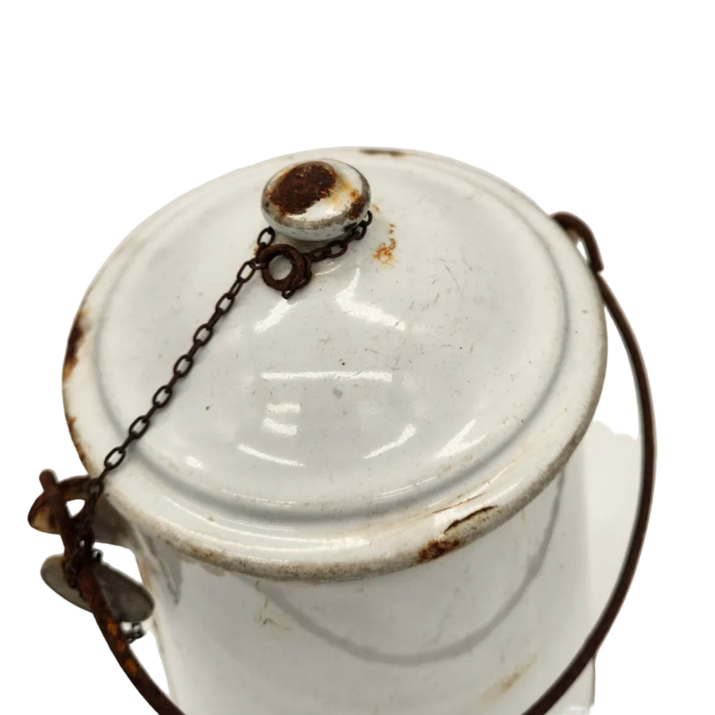 Pot ancien en métal émaillé blanc