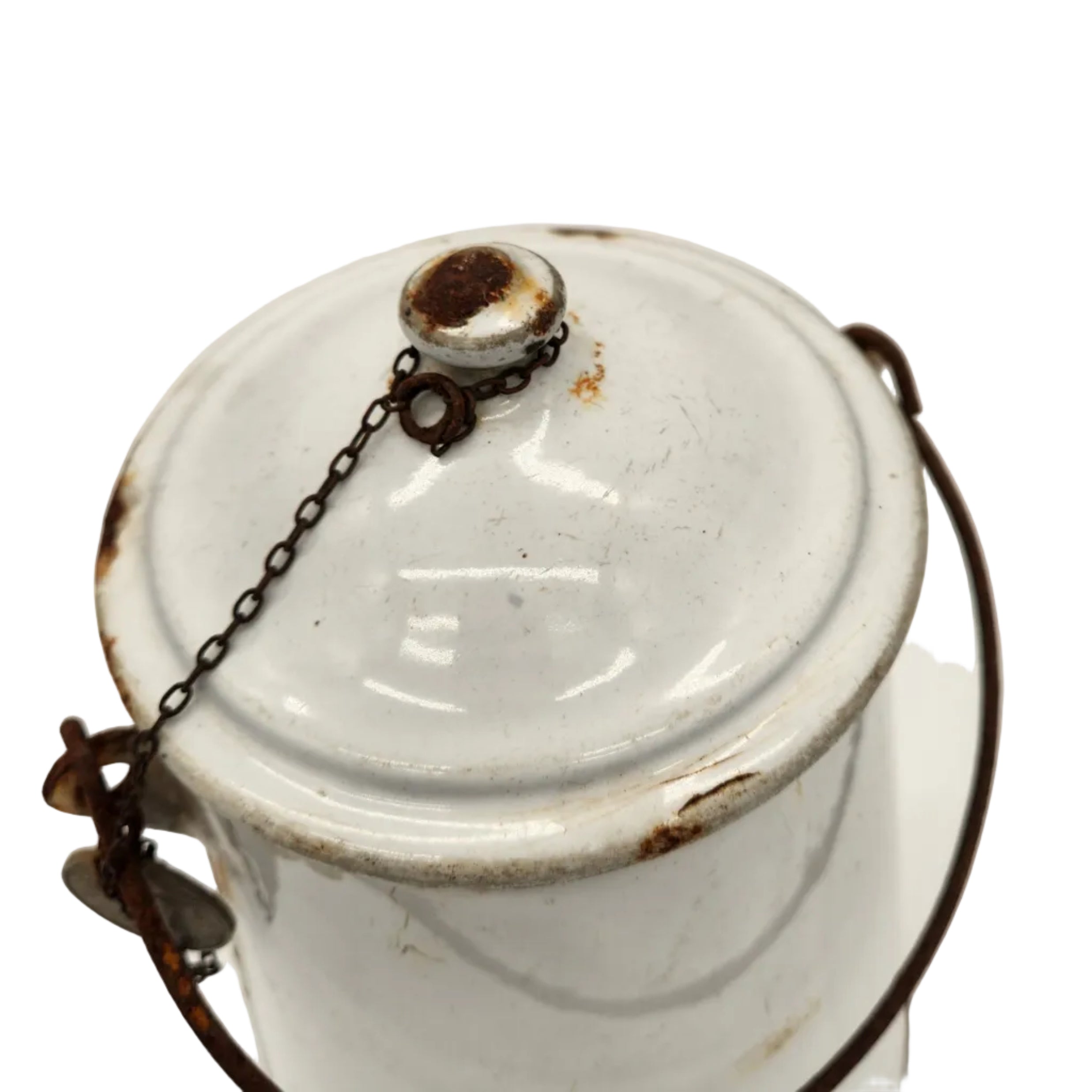 Pot ancien en métal émaillé blanc