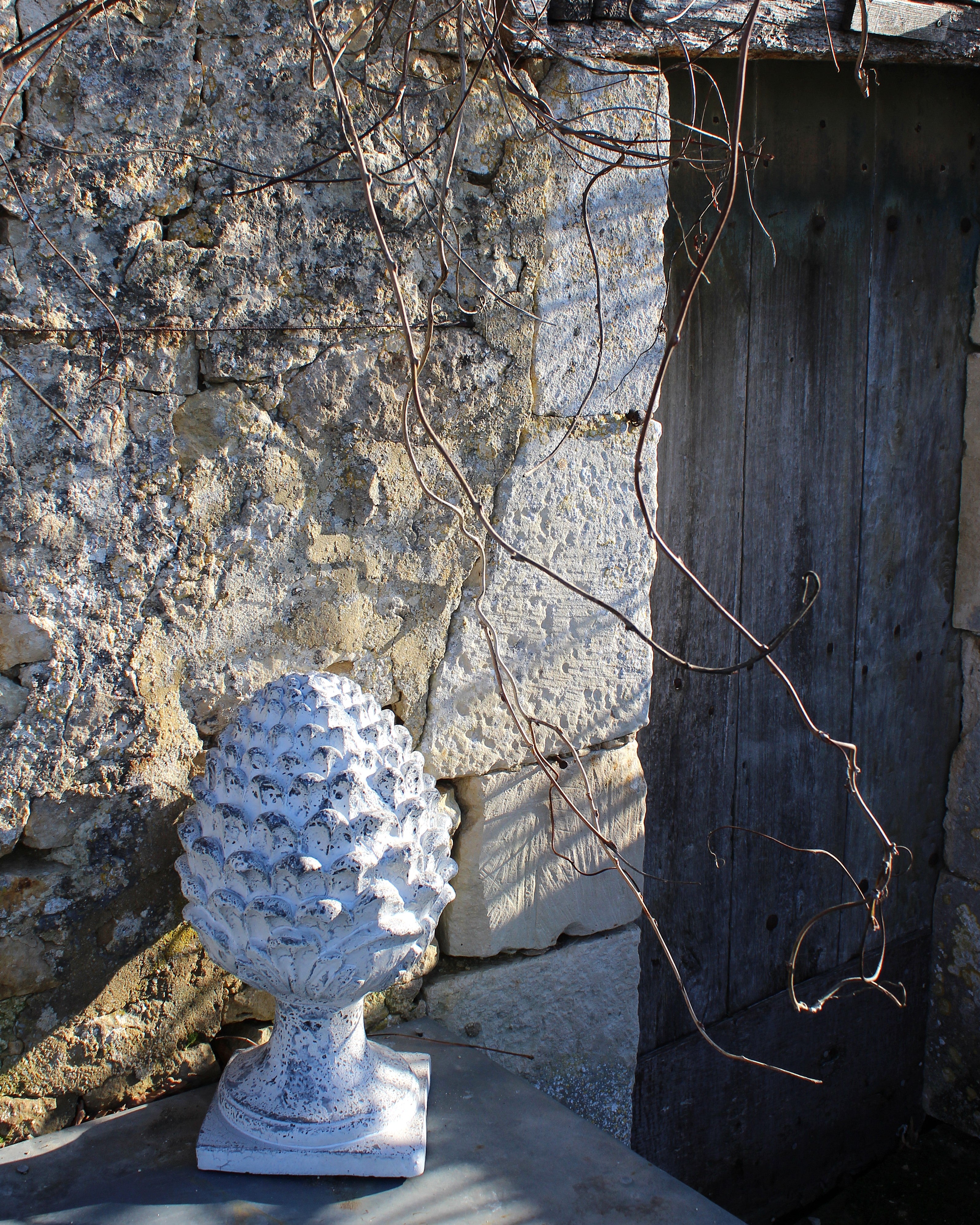 Très belle sculpture pomme de pin en oxyde de magnésium pour une décoration campagne chic et maison de charme - Clayre &Eef - Maison Ysance
