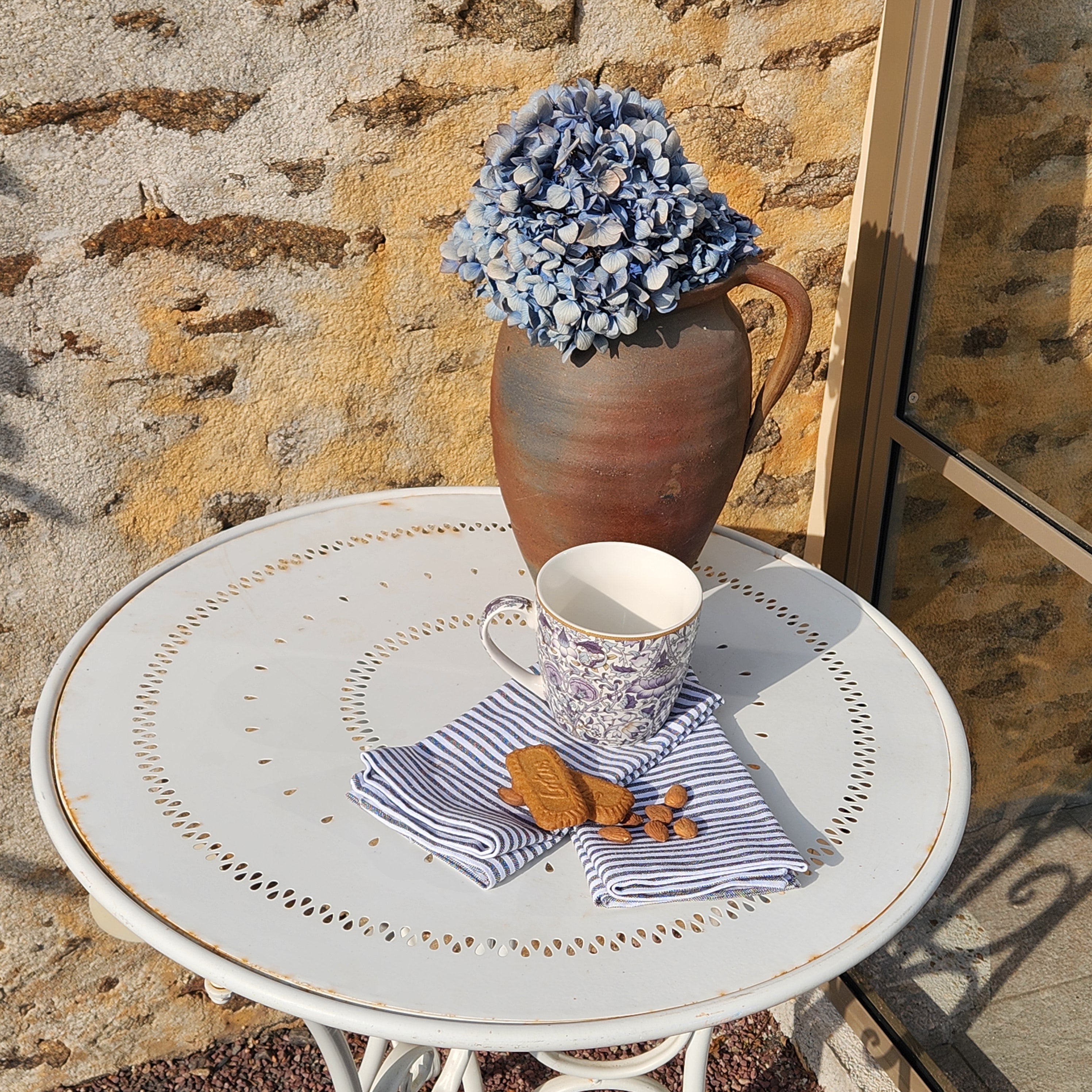 Serviettes de table gris foncé et blanc pour table élégante esprit maison de charme