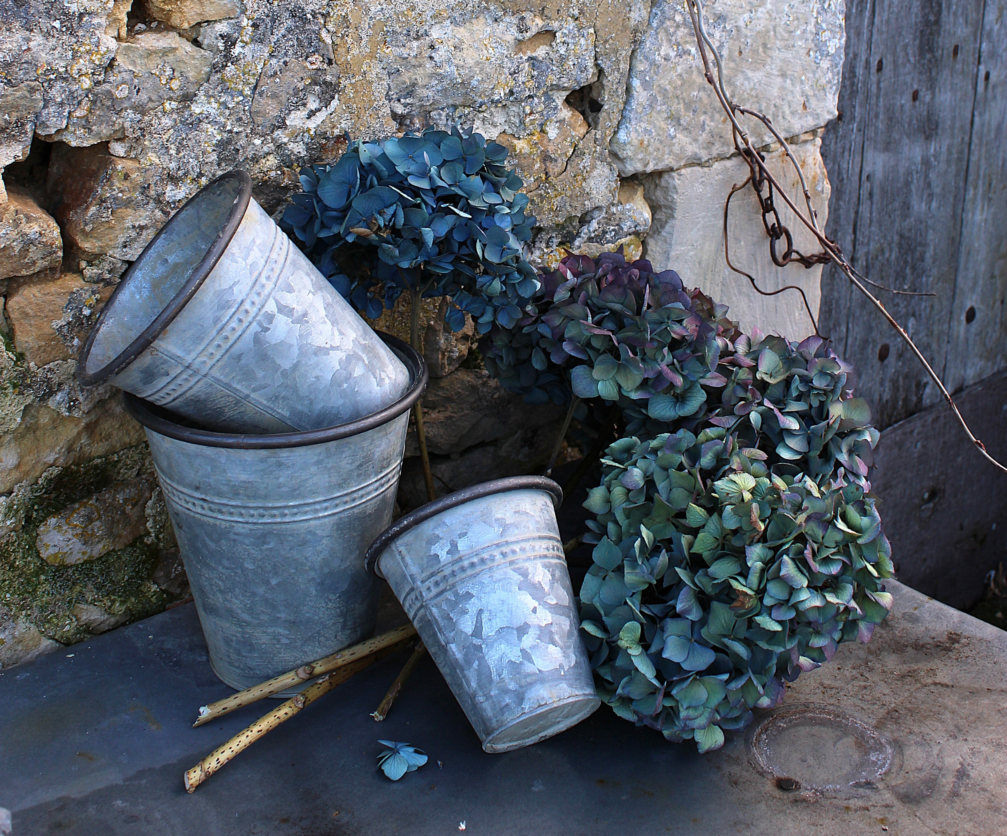 Très joli set de 3 cache-pots en métal décor zinc pour sublimer votre décoration campagne chic - Maison de charme -  Chic Antique - Maison Ysance