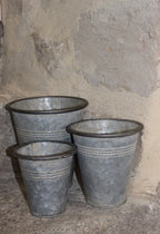 Très joli set de 3 cache-pots en métal décor zinc pour sublimer votre décoration campagne chic - Maison de charme -  Chic Antique - Maison Ysance