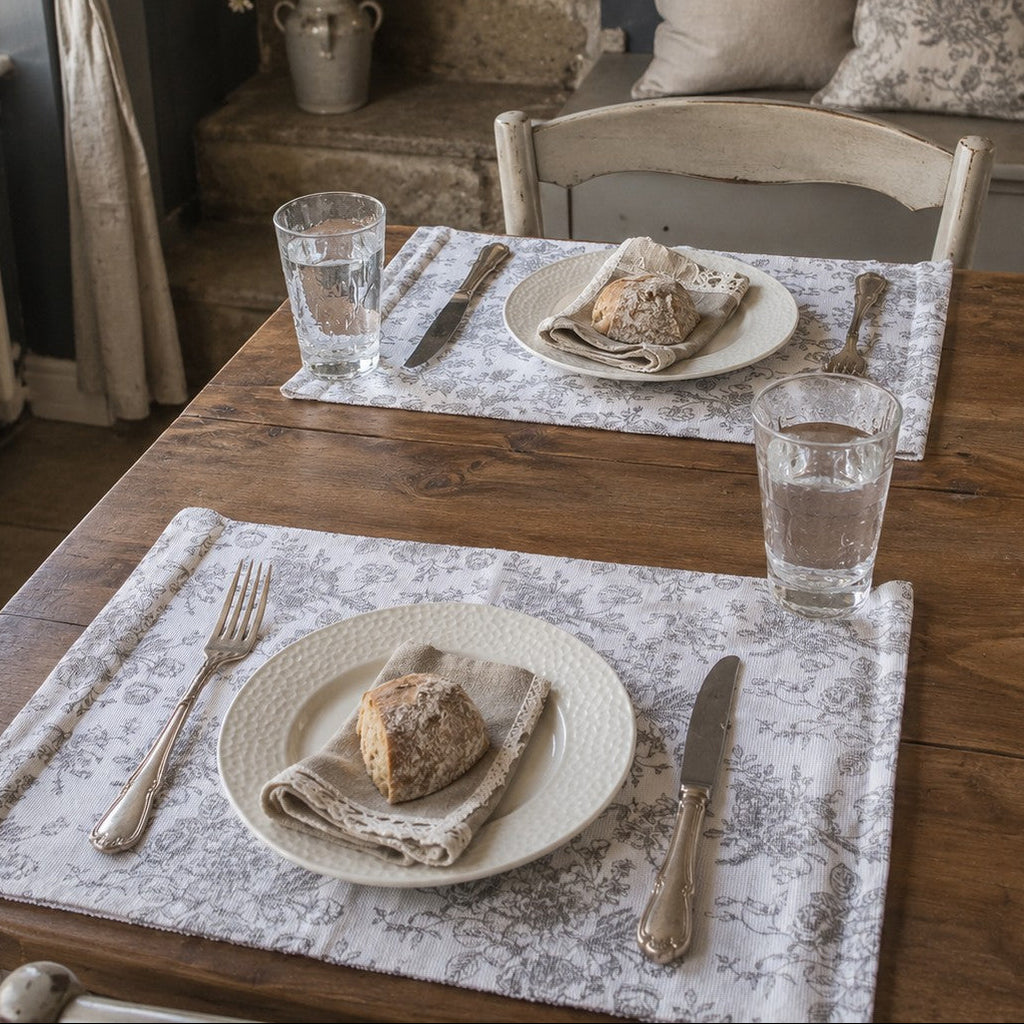 Set de table fleuri gris et blanc ambiance English cottage et décoration raffinée