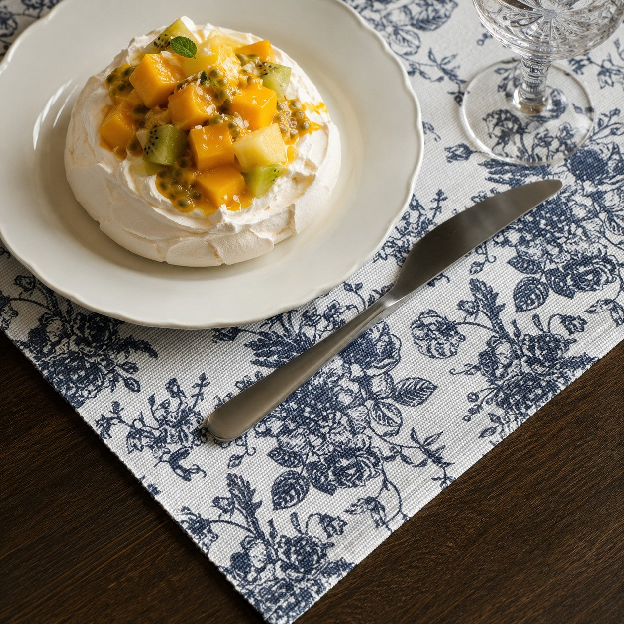 Set de table à fleurs bleu et blanc style gustavien et maison de charme