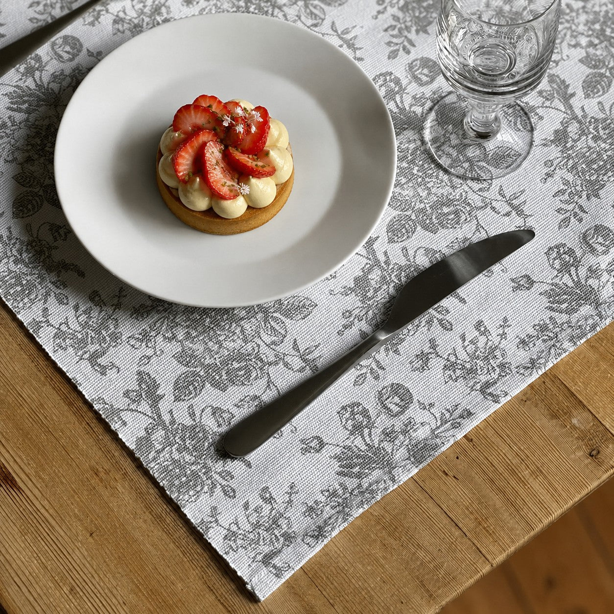 Set de table à fleurs gris clair style gustavien et maison de charme