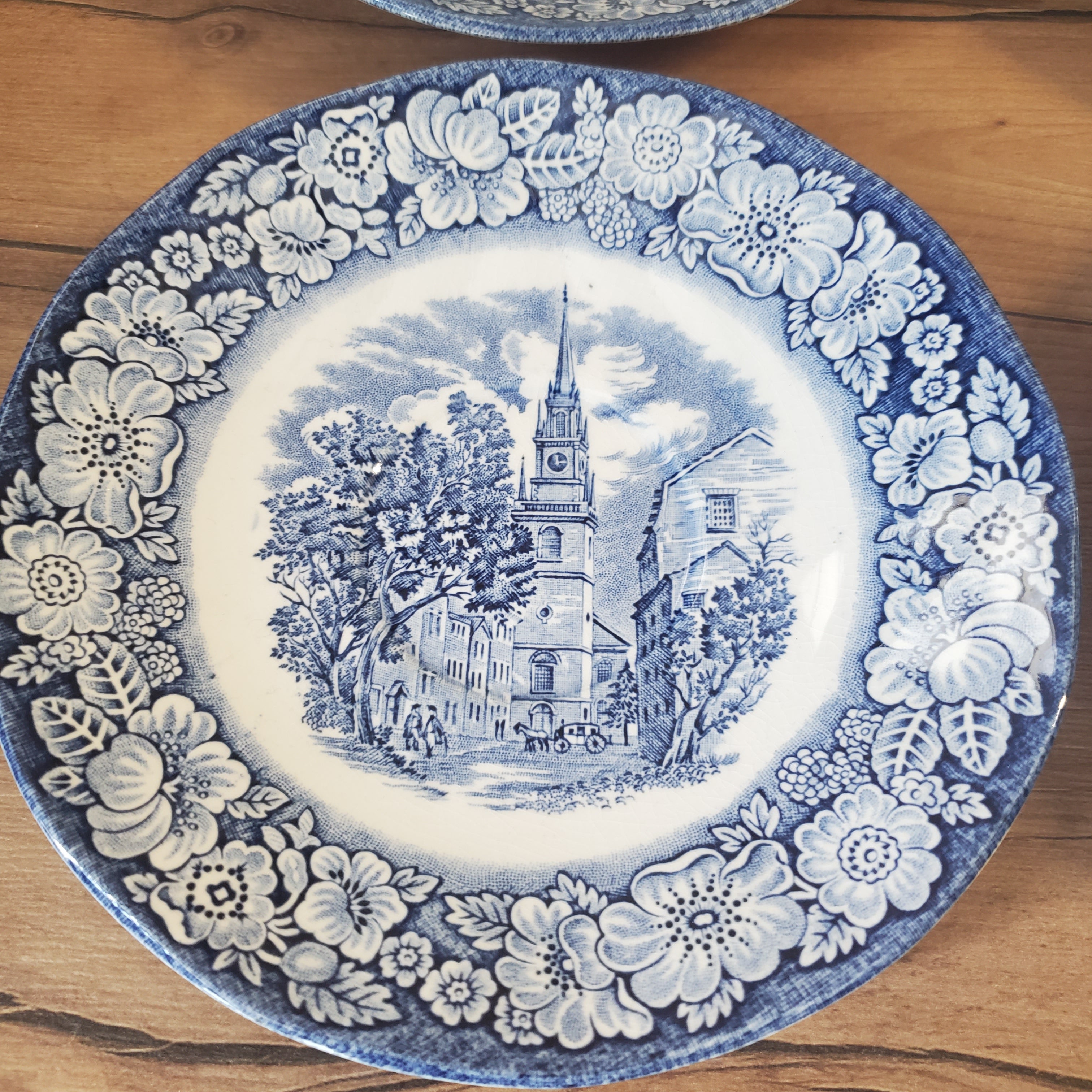 Six soucoupes anciennes en faïence anglaise bleue et blanche