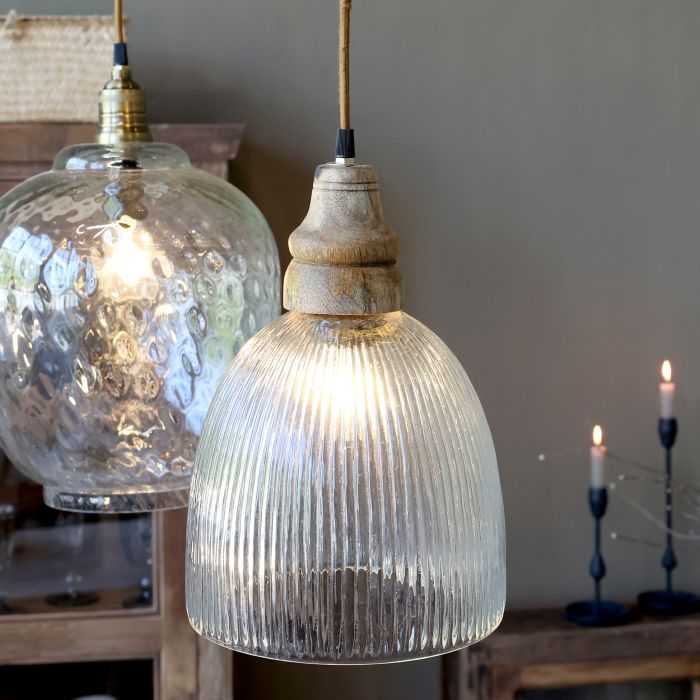 Magnifique luminaire à suspendre en verre et bois pour un style campagne chic et maison de caractère - Chic Antique - Maison Ysance