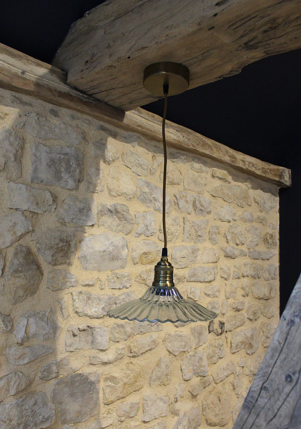 Magnifique luminaire à suspendre en verre et laiton pour un style campagne chic et maison de caractère - Chic Antique - Maison Ysance