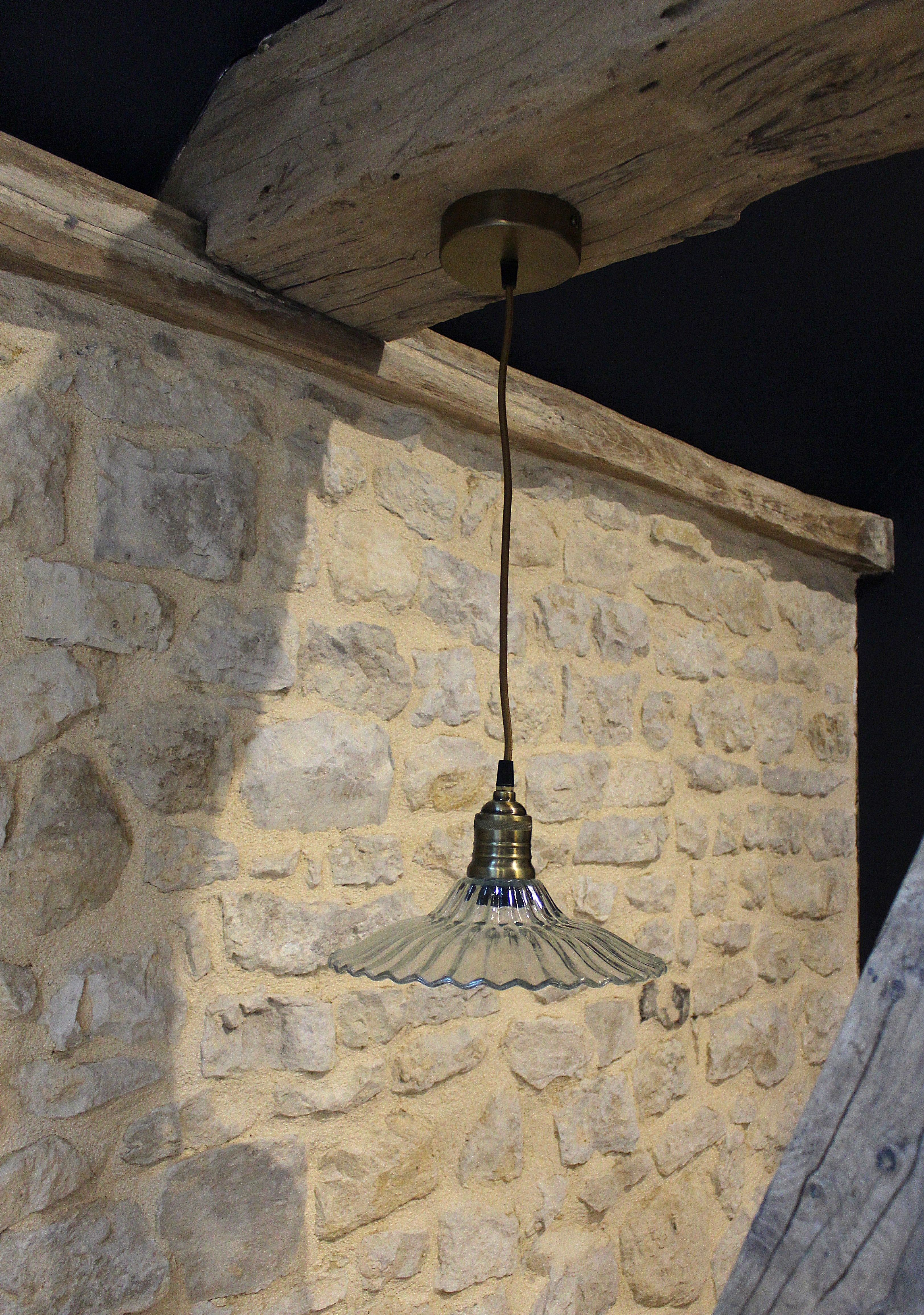 Magnifique luminaire à suspendre en verre et laiton pour un style campagne chic et maison de caractère - Chic Antique - Maison Ysance