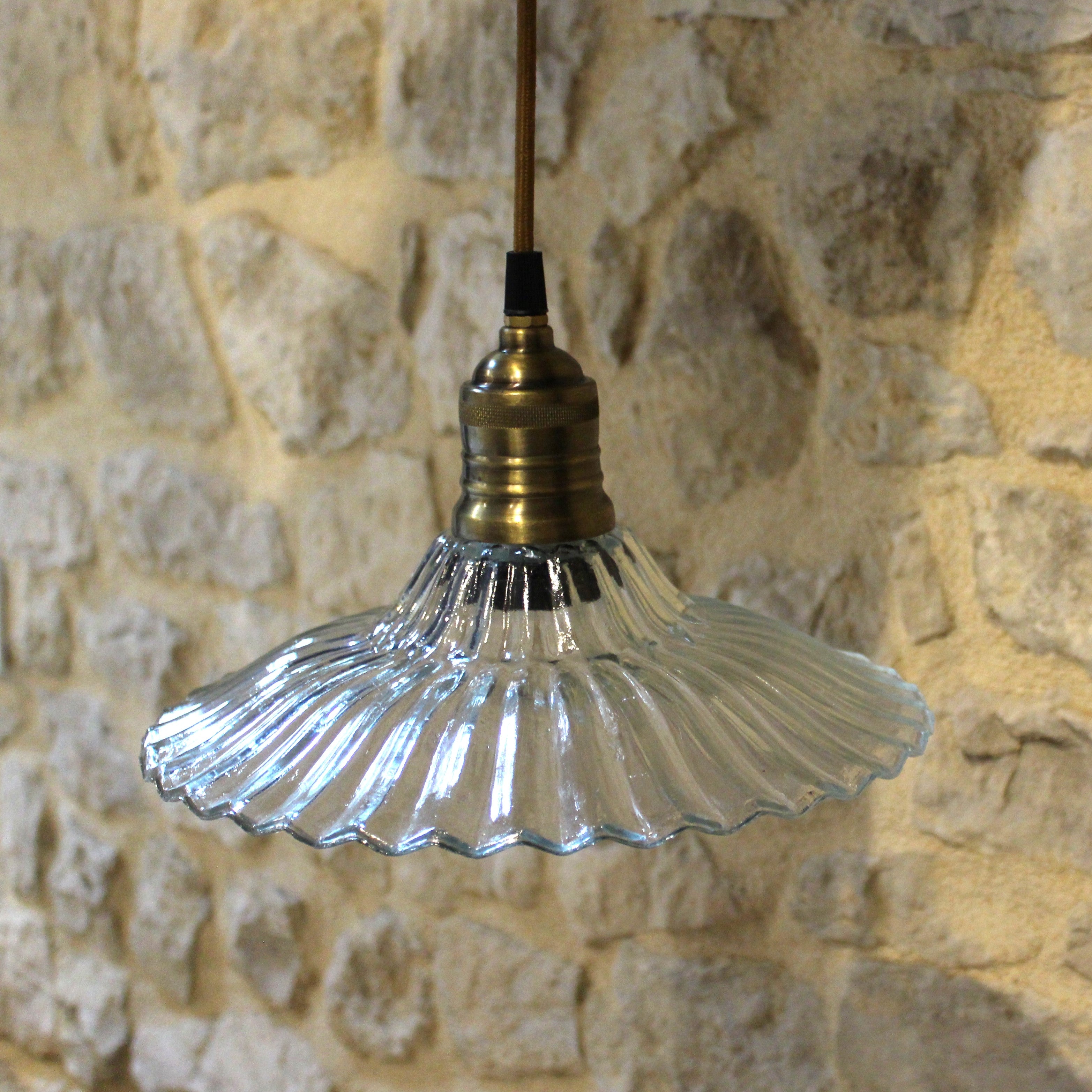 Magnifique luminaire à suspendre en verre et laiton pour un style campagne chic et maison de caractère - Chic Antique - Maison Ysance