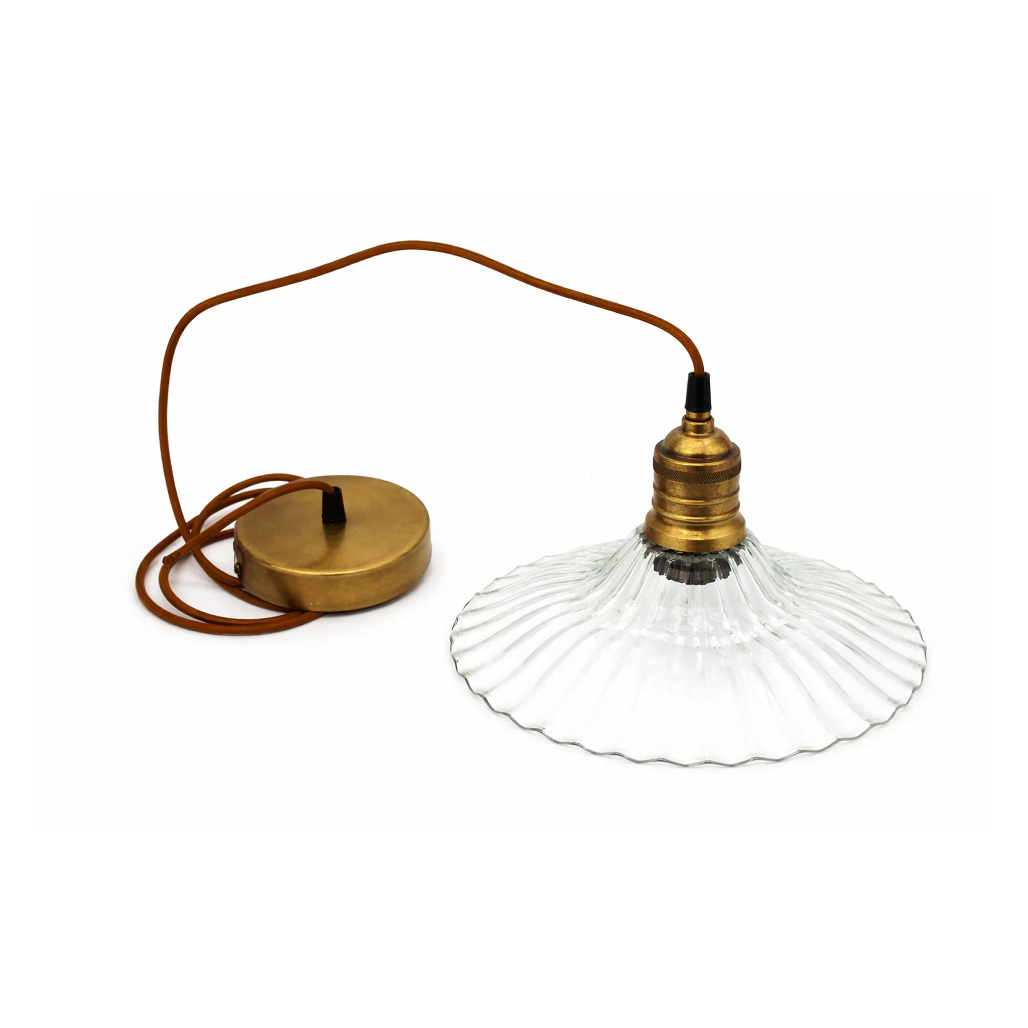 Magnifique luminaire à suspendre en verre et laiton pour un style campagne chic et maison de caractère - Chic Antique - Maison Ysance