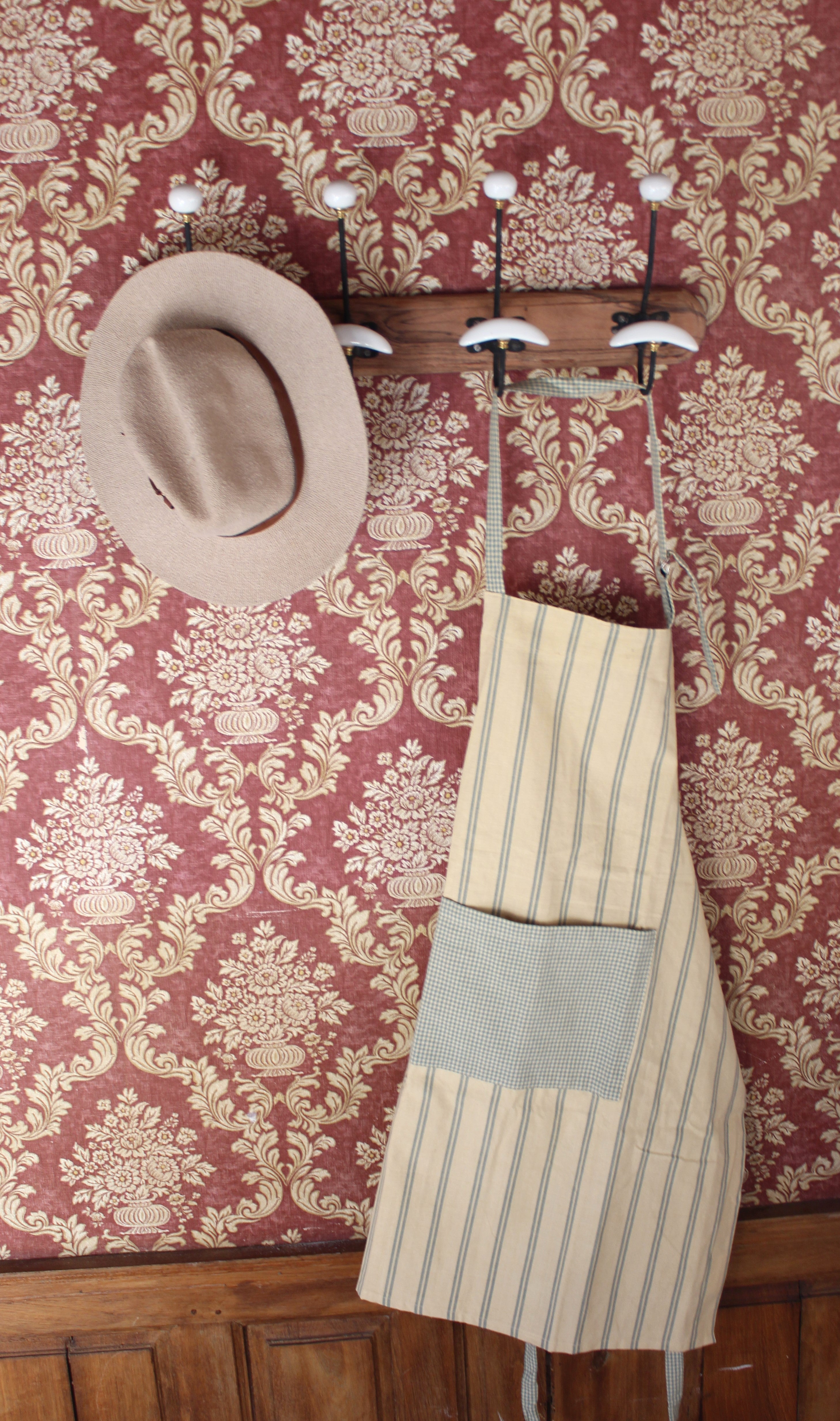 Tablier de cuisine vert sauge à rayures pour un esprit campagne chic et maison de famille - Comptoir de famille - Maison Ysance 