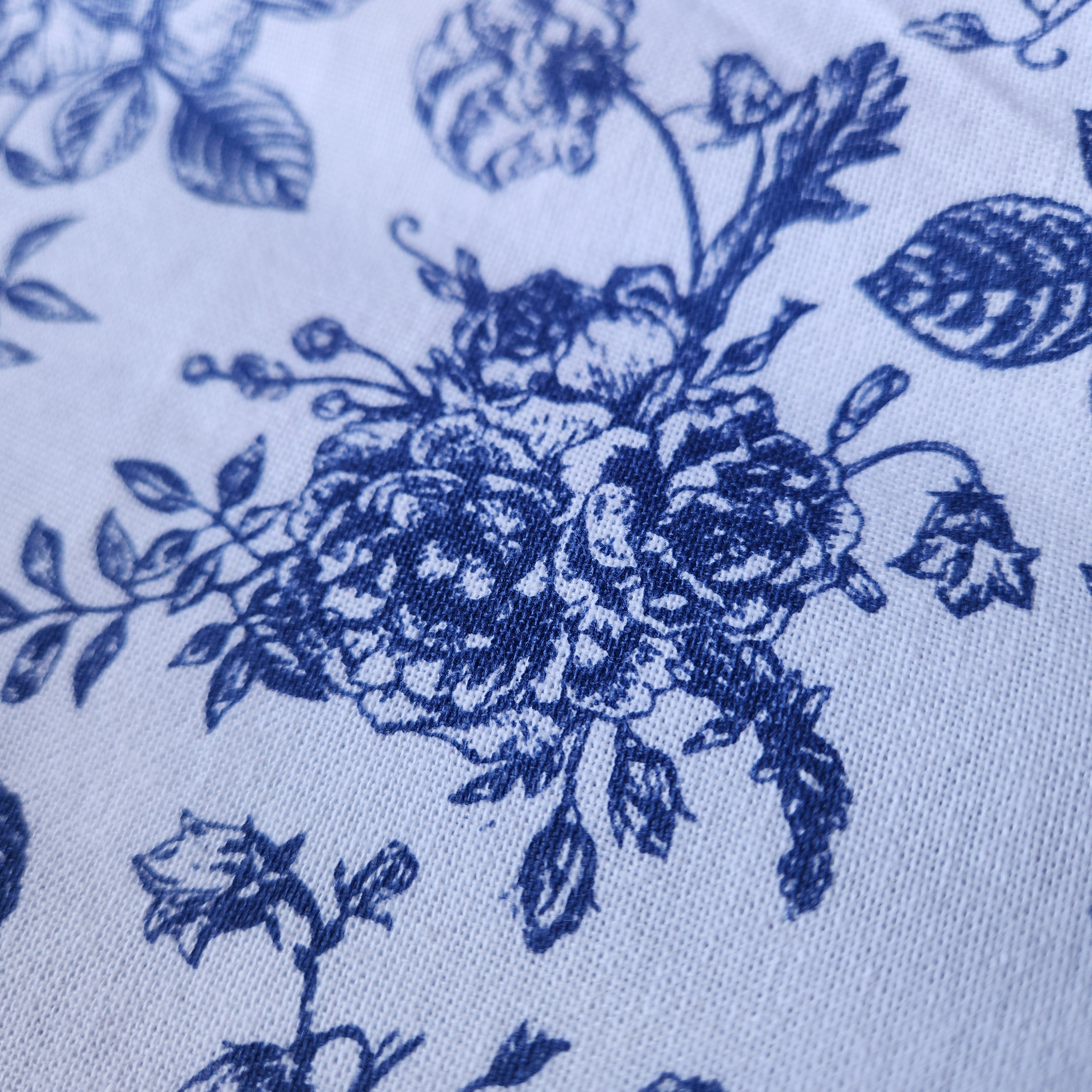 Tablier adulte à fleurs bleu et blanc