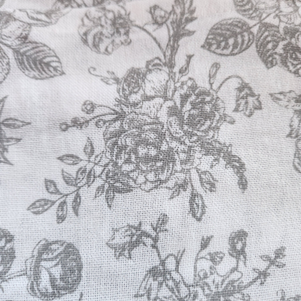 Tablier adulte à fleurs gris et blanc
