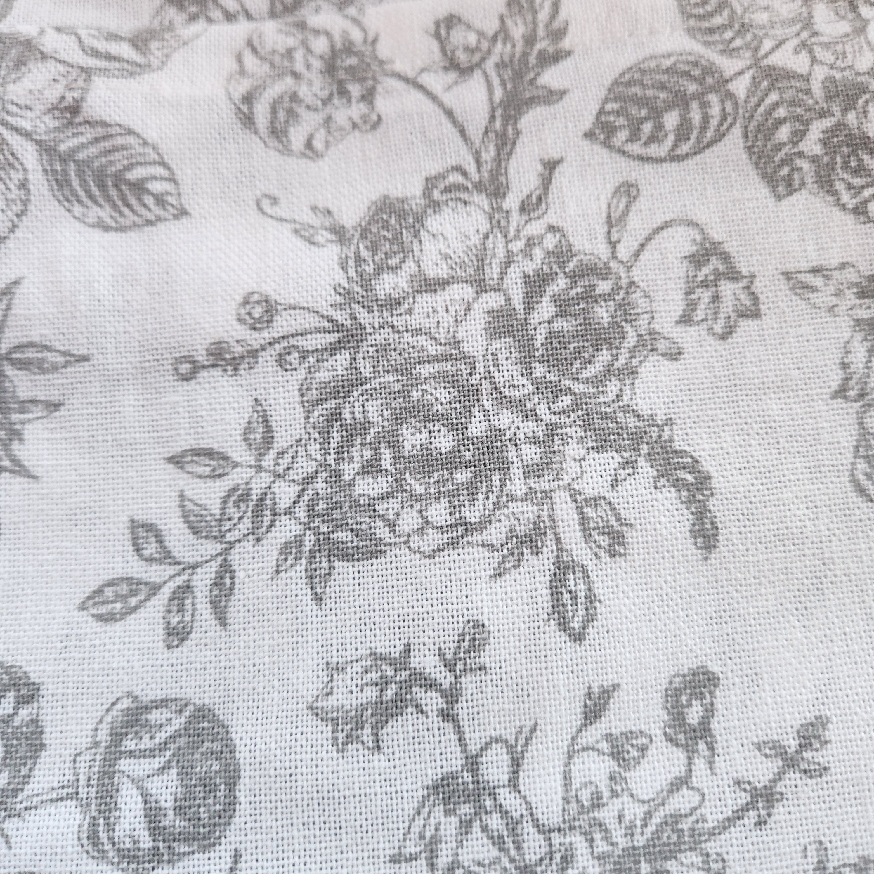 Tablier adulte à fleurs gris et blanc