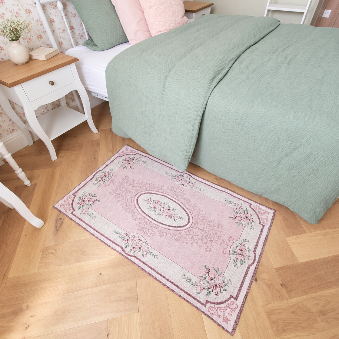 Tapis rose poudré à motifs floraux pour décoration romantique et maison de famille
