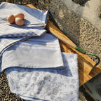 Torchon de cuisine blanc et gris à carreaux et rayures pour décoration cuisine campagne chic et esprit maison de famille